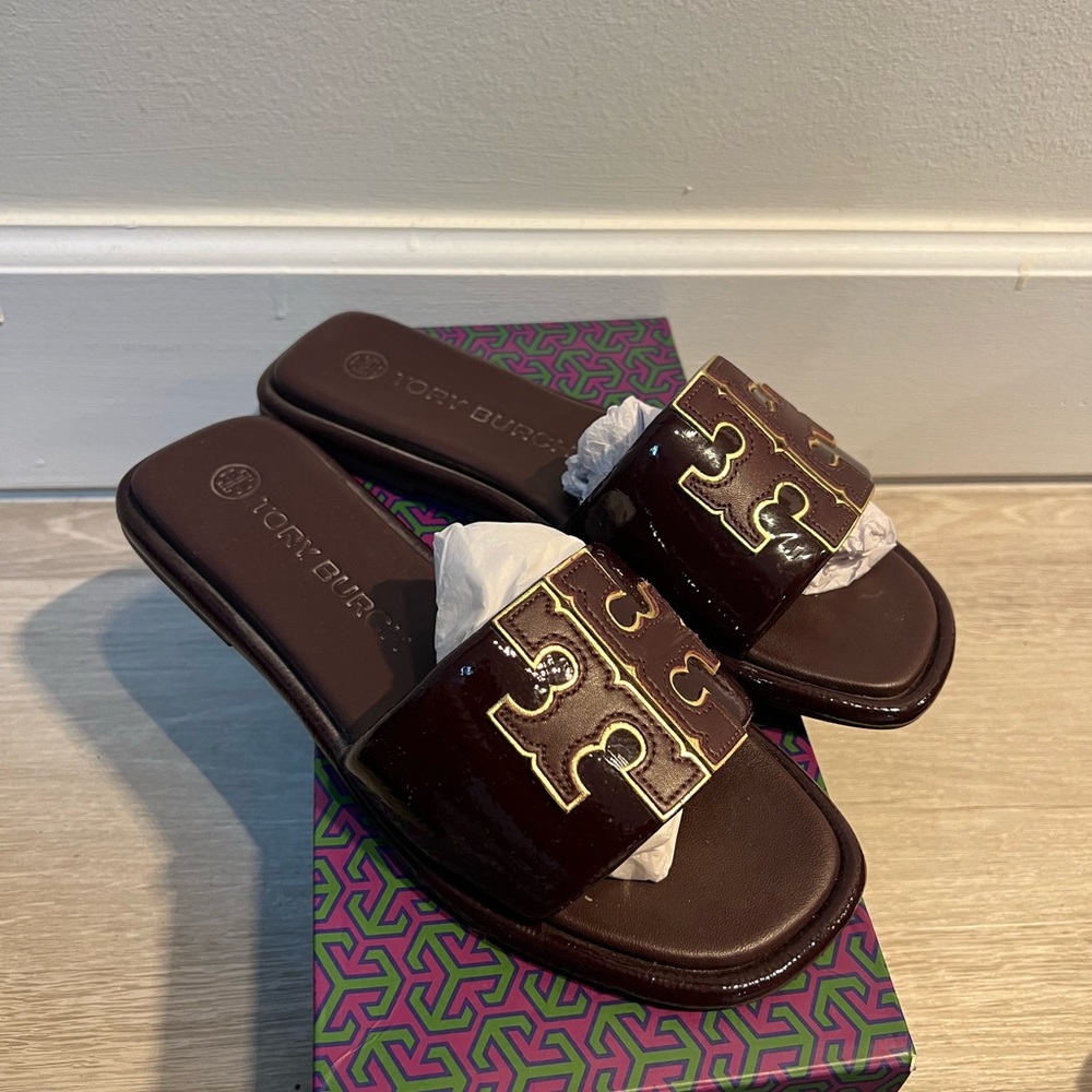Tory Burch Women's Burgundy Patent Logo Slide Sandals with Gold Trim - Picture 3 of 3